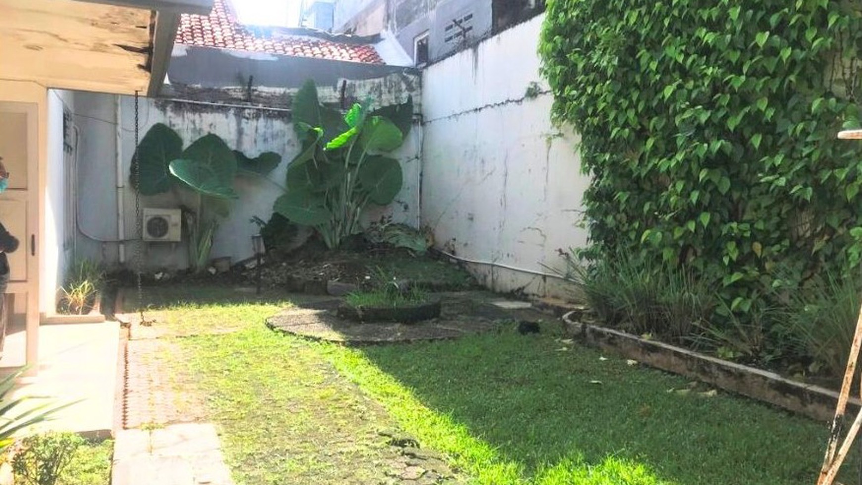 Rumah 1 Lantai Dengan Halaman Yang Luas, Asri Dan Nyaman Di Cinere, Depok Jawa Barat.