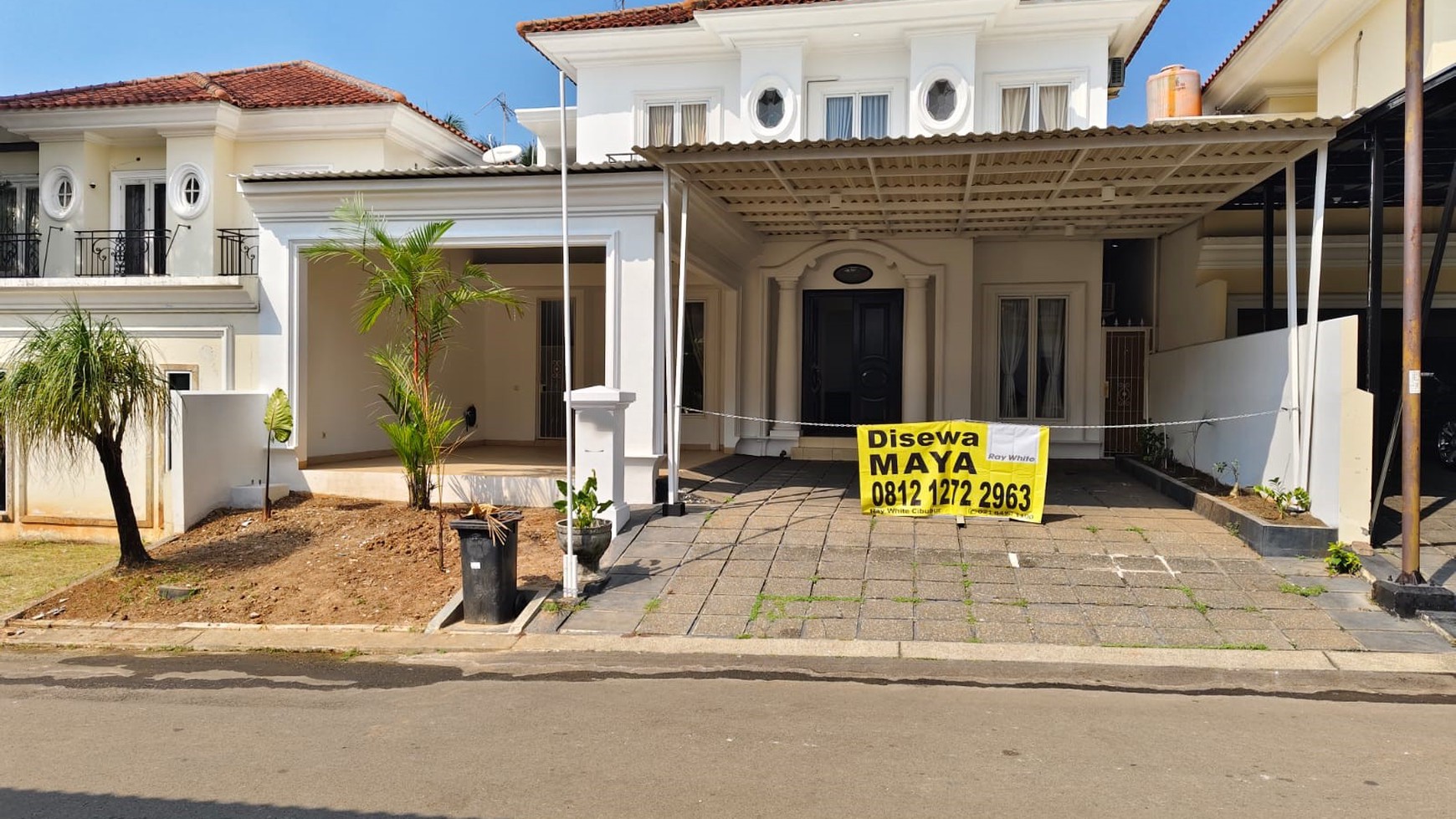 Rumah Mewah Besar Dekat Kolam Renang