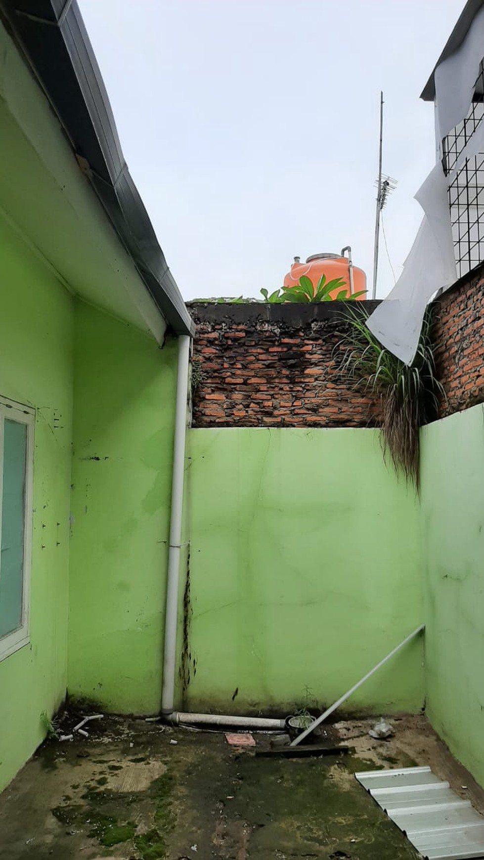 Rumah Harvest City dekat akses pintu masuk