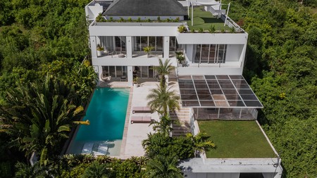 Freehold - Luxurious 4-Bedroom Villa in Ungasan: Modern Elegance and Prime Location
