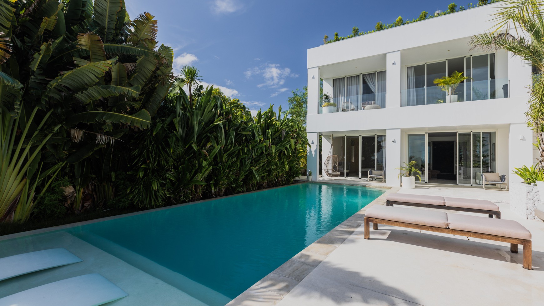 Freehold - Luxurious 4-Bedroom Villa in Ungasan: Modern Elegance and Prime Location