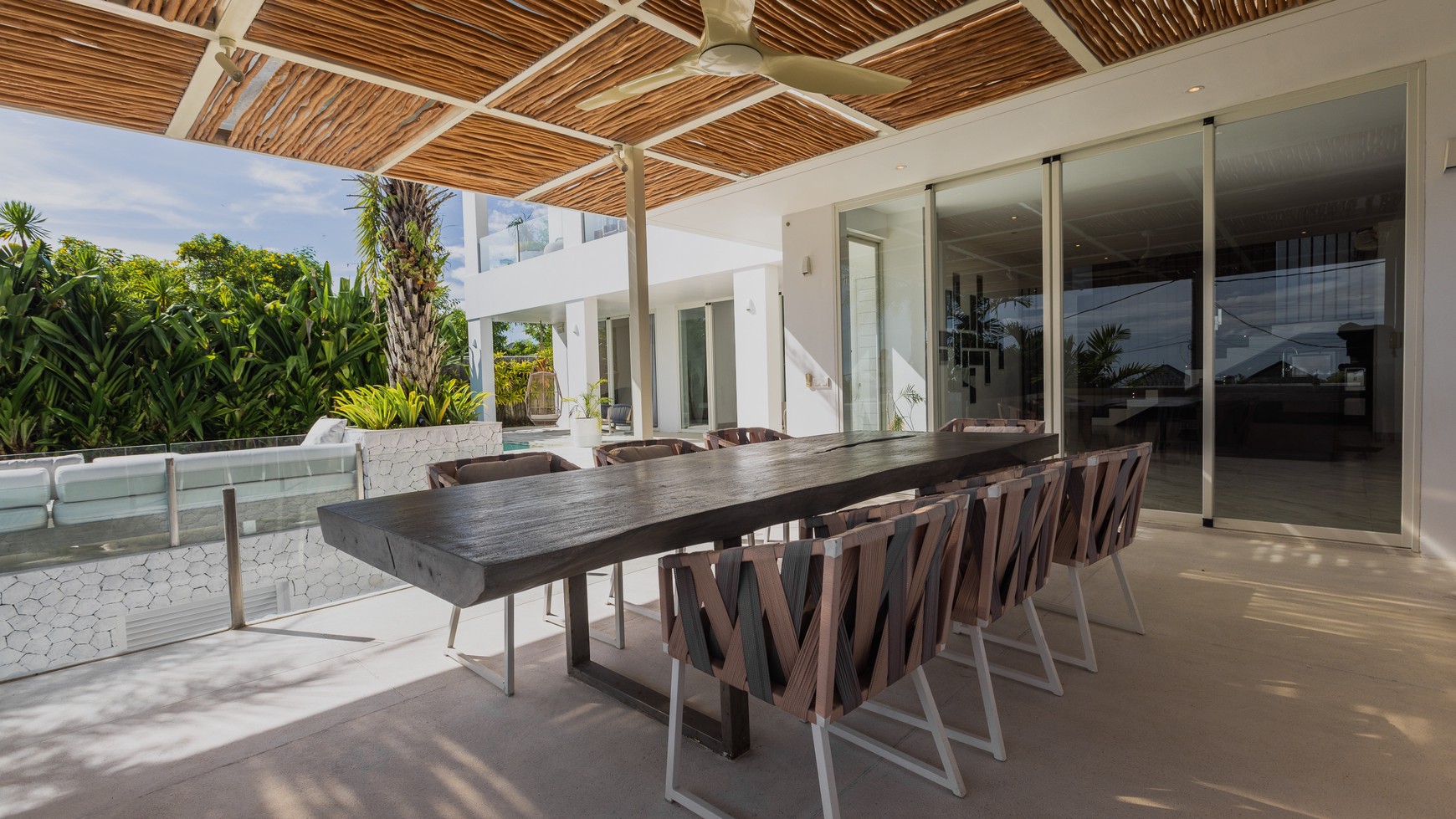 Freehold - Luxurious 4-Bedroom Villa in Ungasan: Modern Elegance and Prime Location