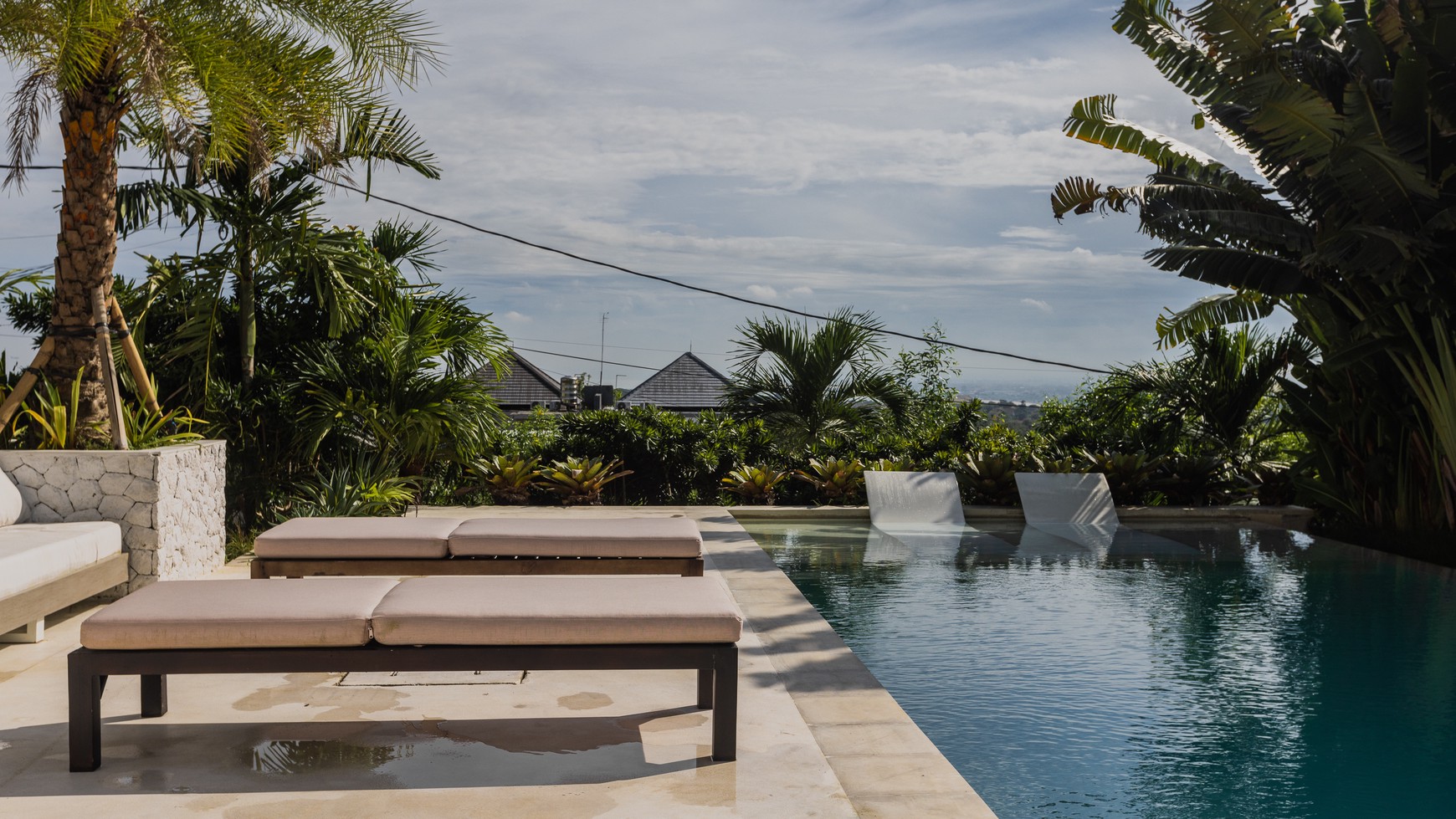 Freehold - Luxurious 4-Bedroom Villa in Ungasan: Modern Elegance and Prime Location