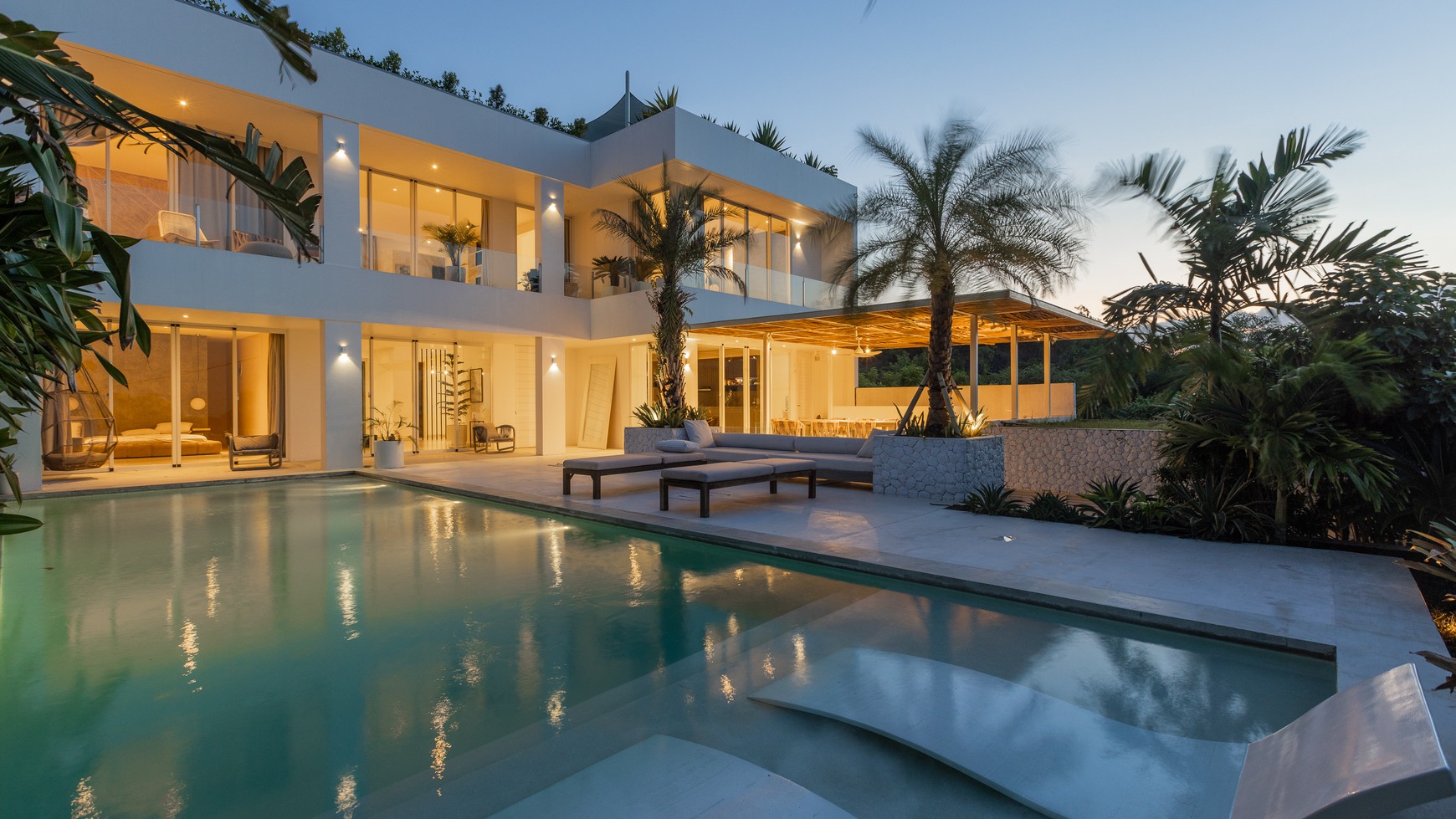 Freehold - Luxurious 4-Bedroom Villa in Ungasan: Modern Elegance and Prime Location