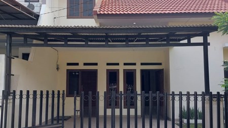 Rumah Siap Huni dengan Taman yang Luas dan Strategis @Bintaro