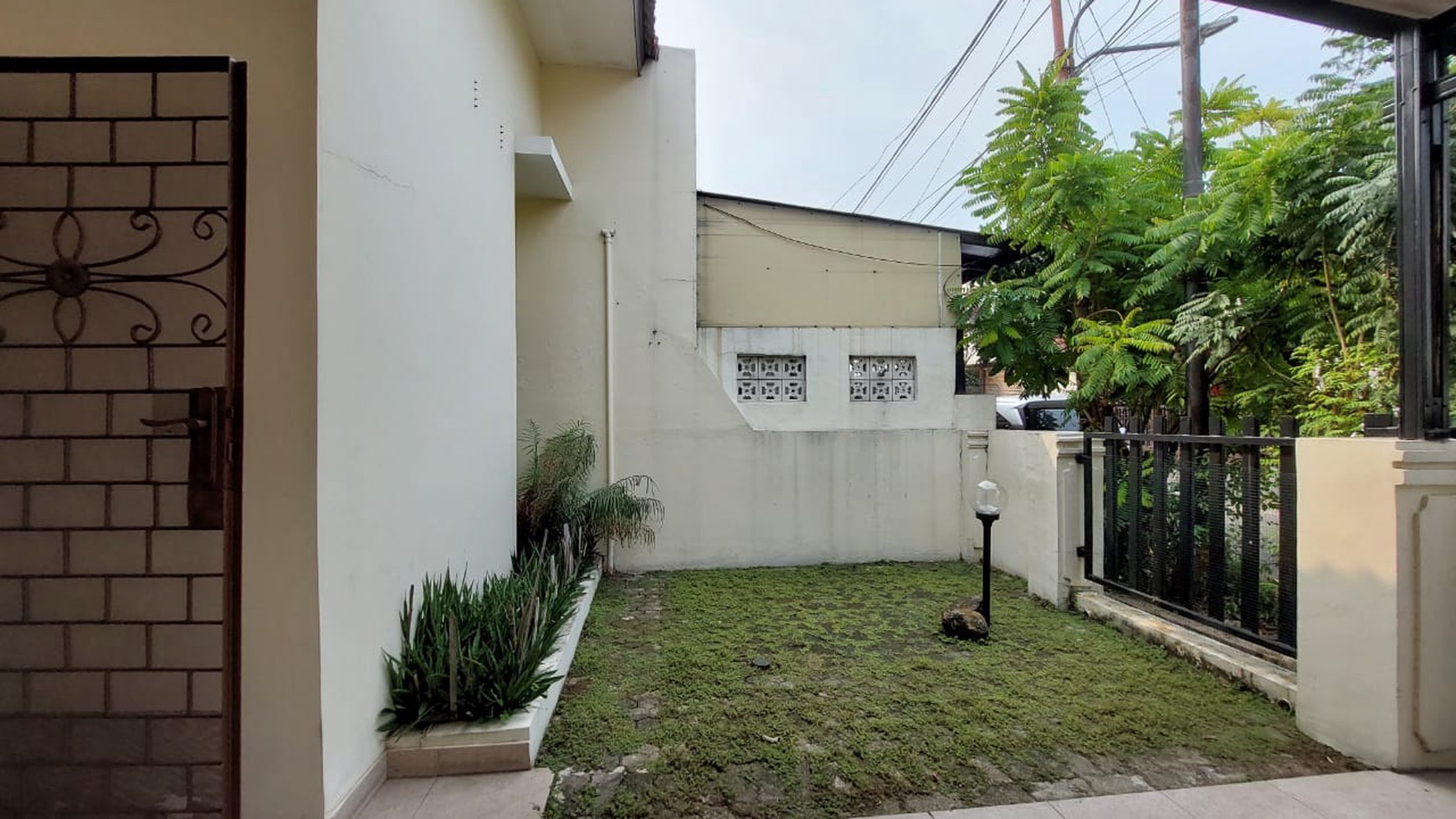 Rumah Siap Huni dengan Taman yang Luas dan Strategis @Bintaro