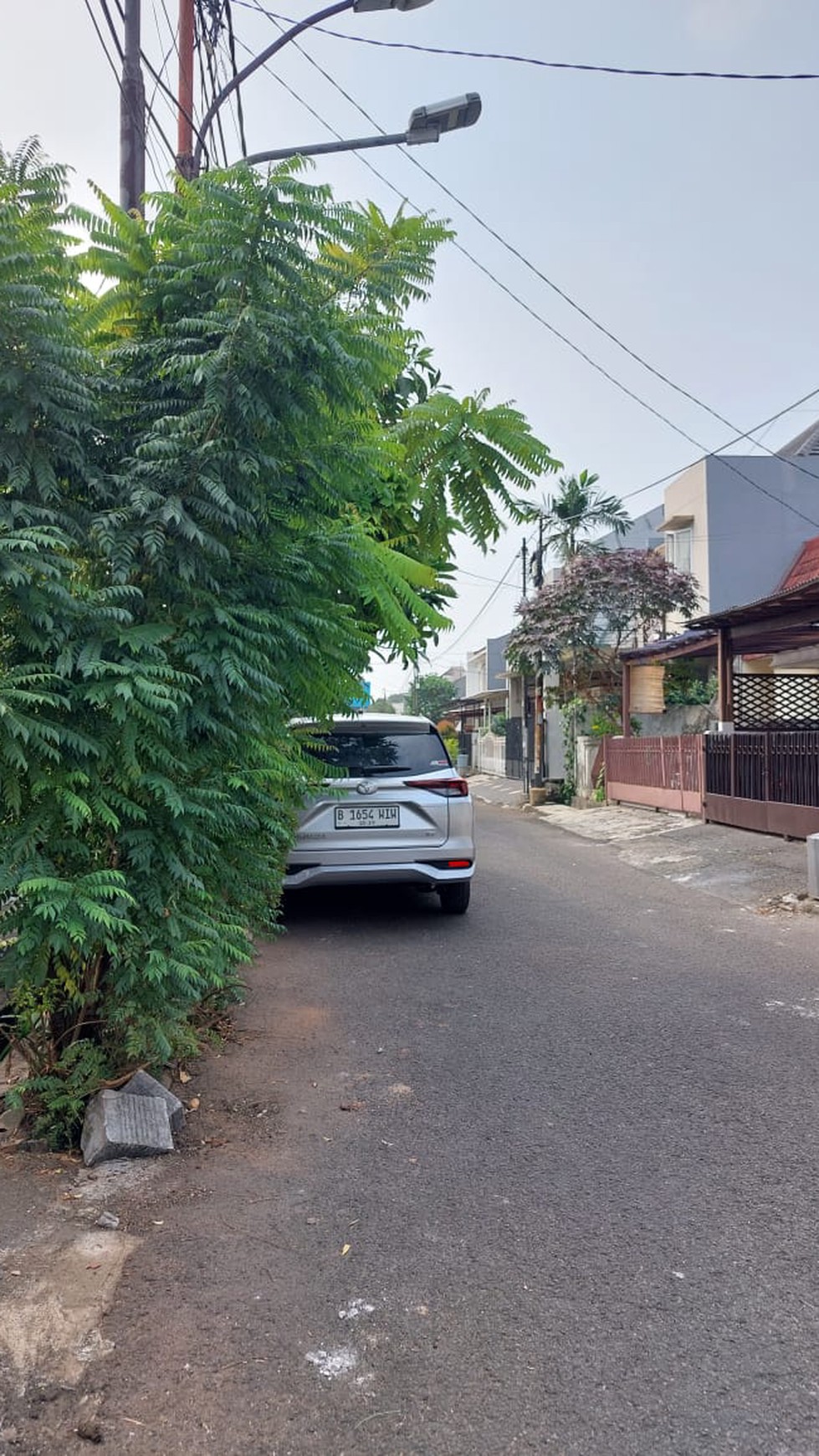 Rumah Siap Huni dengan Taman yang Luas dan Strategis @Bintaro