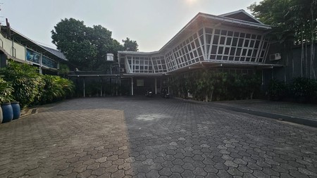 Tanah dan bangunan 2030 m2 di jalan Pahlawan, Sukabumi Selatan - Kebon jeruk. jakarta Barat