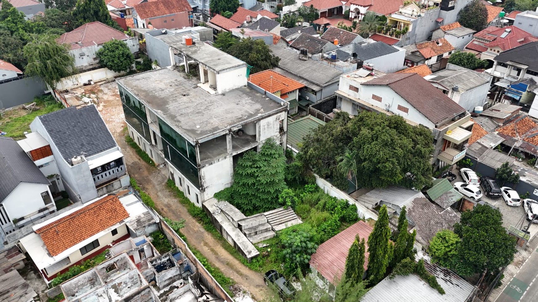 Gedung di Pinggir Jalan Utama, Lokasi Strategis, di Jl. Harsono RM Ragunan, Jakarta Selatan