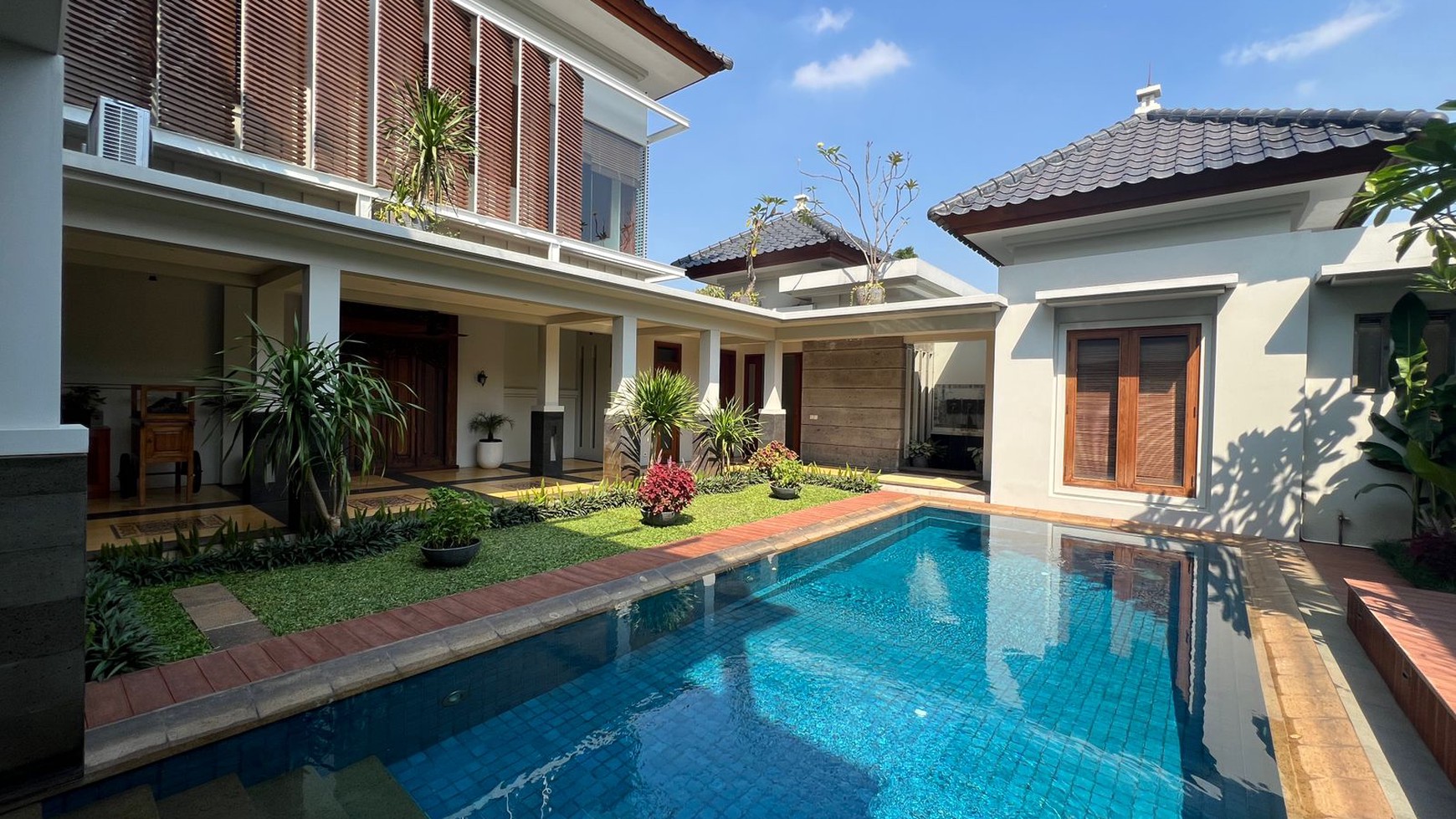 Balinese Style House With Garden Kemang Dalam for expatriate 