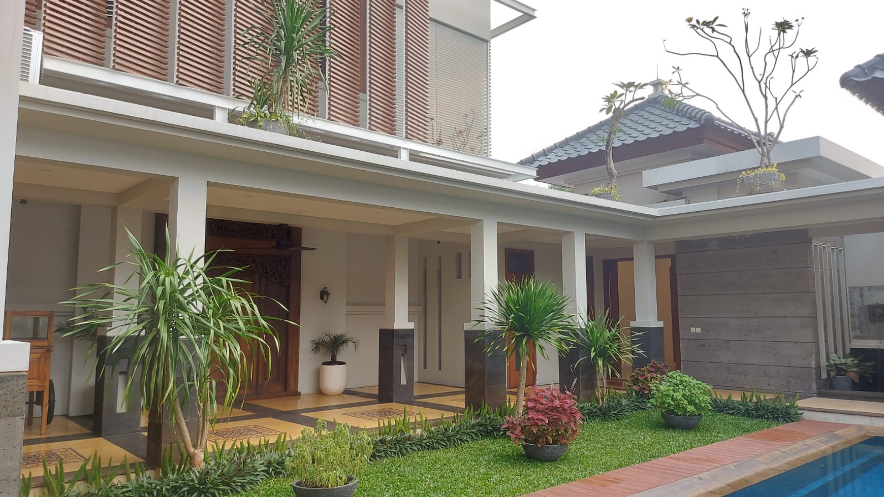 Balinese Style House With Garden Kemang Dalam for expatriate 