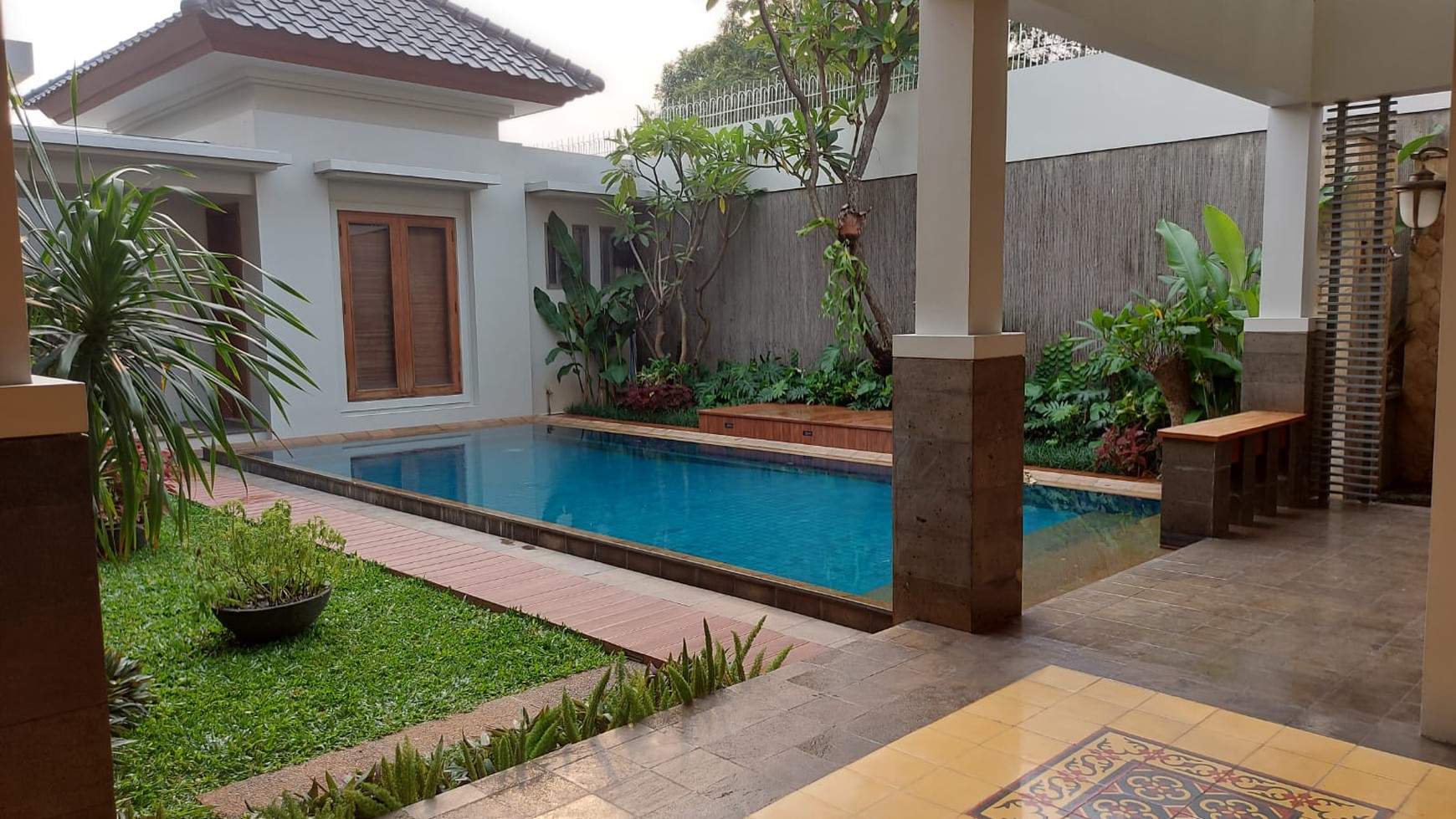 Balinese Style House With Garden Kemang Dalam for expatriate 