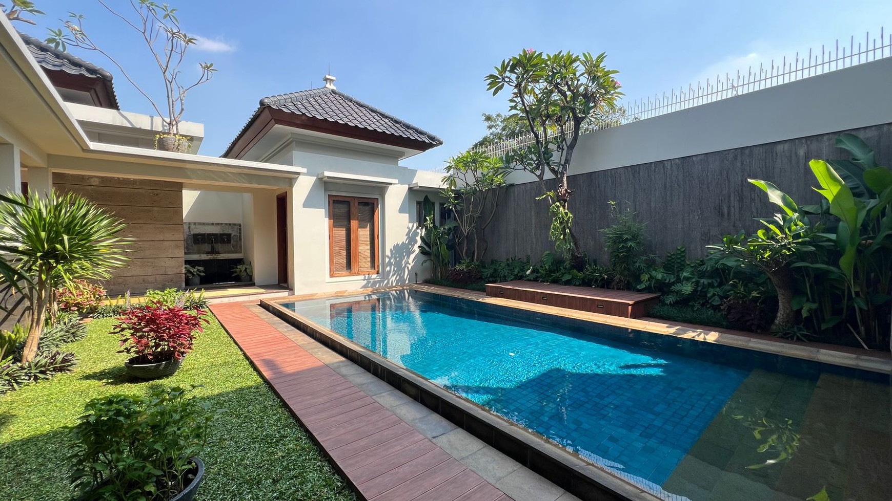 Balinese Style House With Garden Kemang Dalam for expatriate 