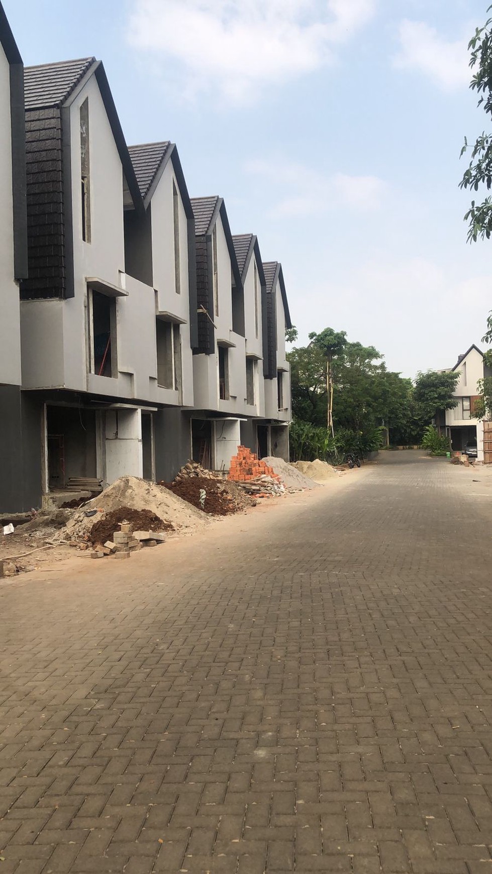 Dijual  Modern Brand New House Dekat TMII Halim