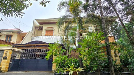 Dijual Rumah Mewah Bentuk Hook di Jl Brawijaya Kebayoran Baru 