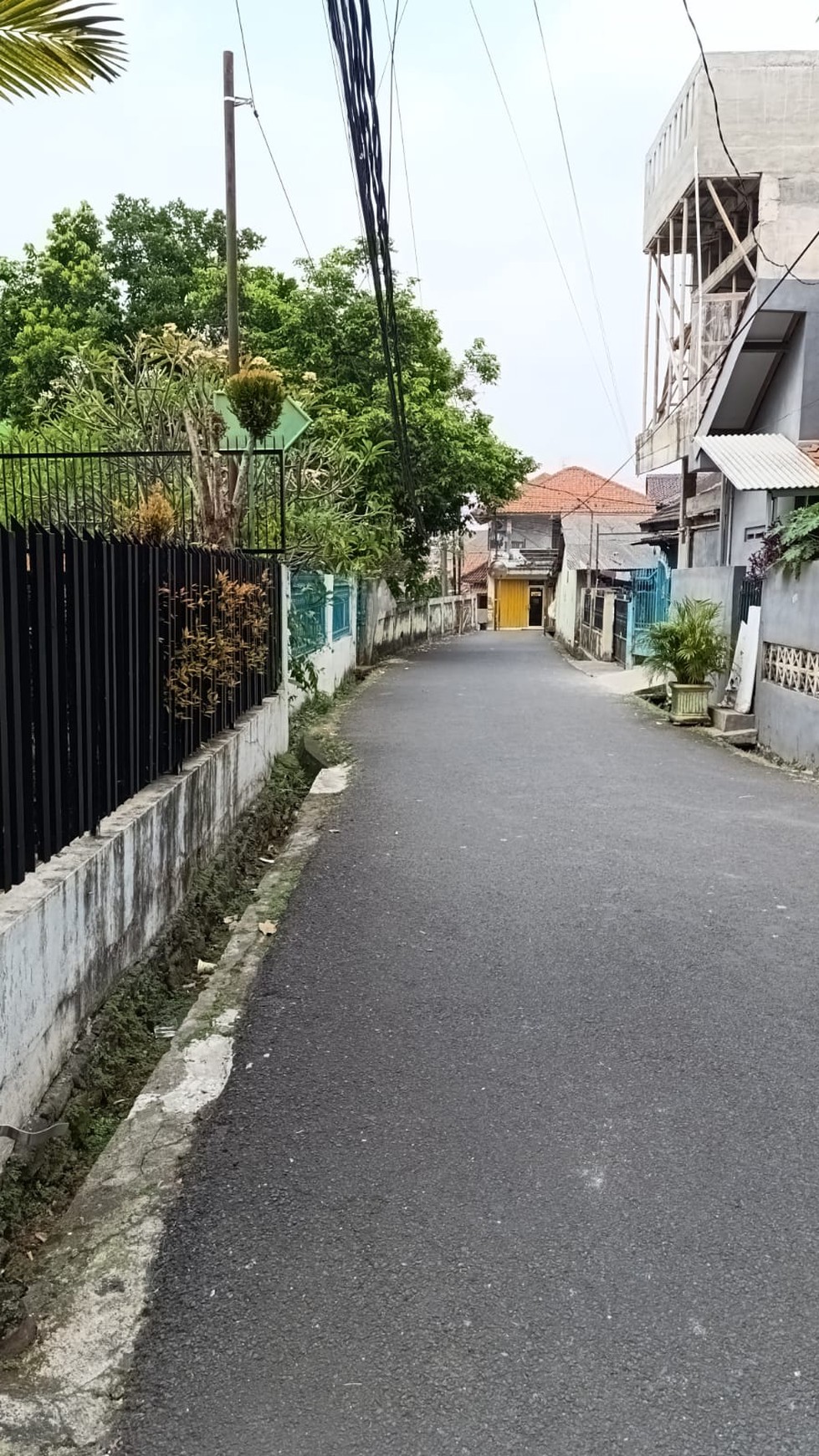 D Jual Rumah tinggal bangunan lama hitung tanah di Jl Sangrila Indah TerusanPetukangan Selatan, Pesanggrahan. Jakarta Selatan.