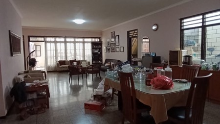 Dijual Rumah tunggal bangunan lama. 11/2 lantai Jl. Kampung Baru Ulujami, Jakarta Selatan.