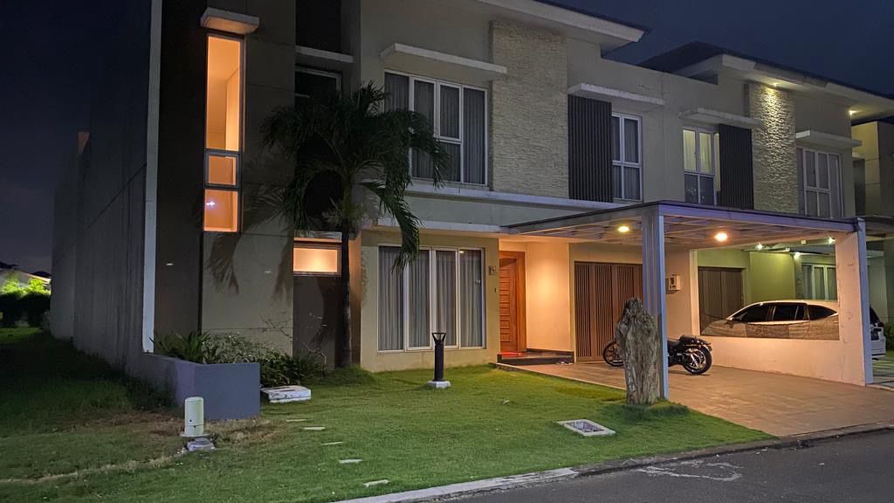 Rumah modern 2 lantai semi Furnished, nego  di JGC Jakarta Timur