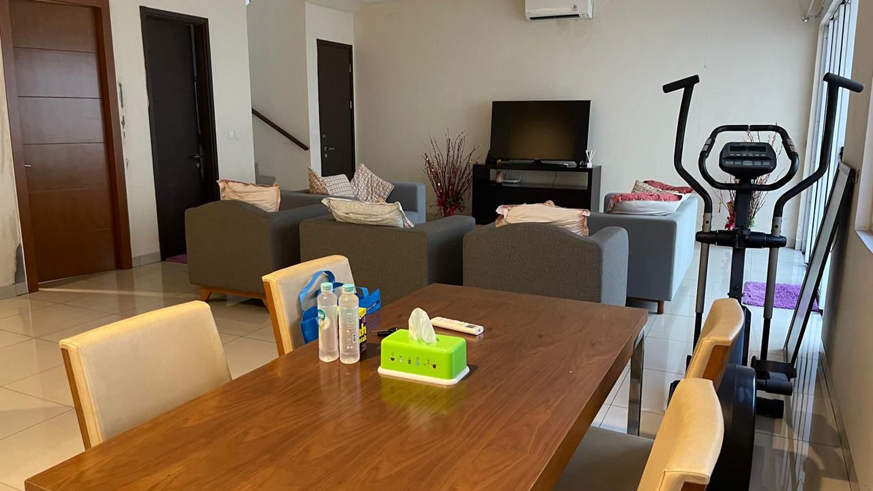 Rumah modern 2 lantai semi Furnished, nego  di JGC Jakarta Timur