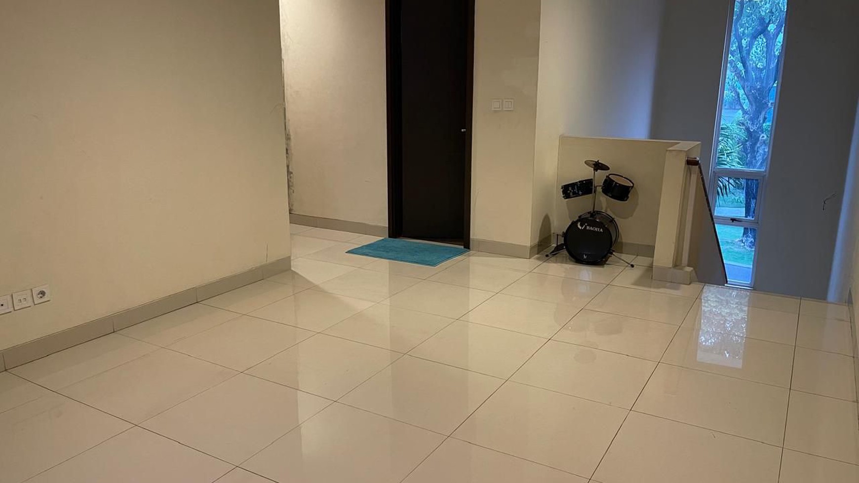 Rumah modern 2 lantai semi Furnished, nego  di JGC Jakarta Timur