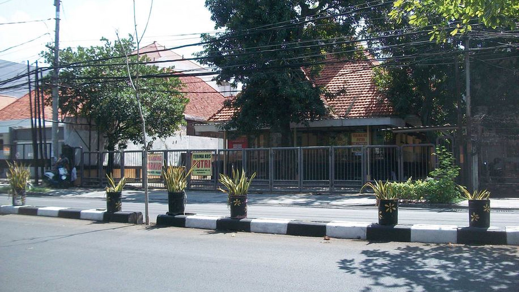 Rumah di Jl. Ambengan Surabaya Pusat, Cocok untuk Kanto / Klinik / Resto dsb. Parkir Luas, Nol Jalan Raya