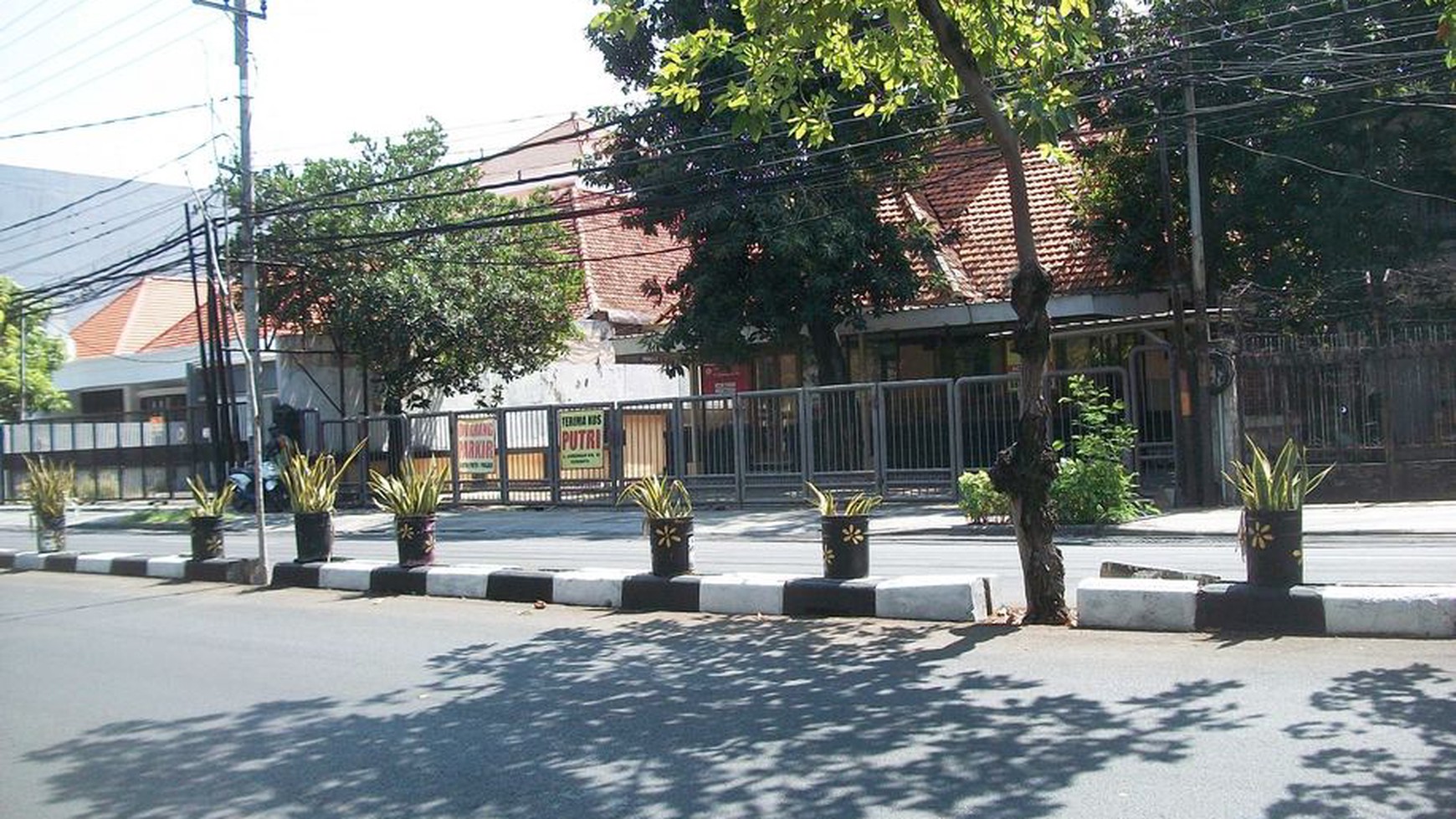 Rumah di Jl. Ambengan Surabaya Pusat, Cocok untuk Kanto / Klinik / Resto dsb. Parkir Luas, Nol Jalan Raya