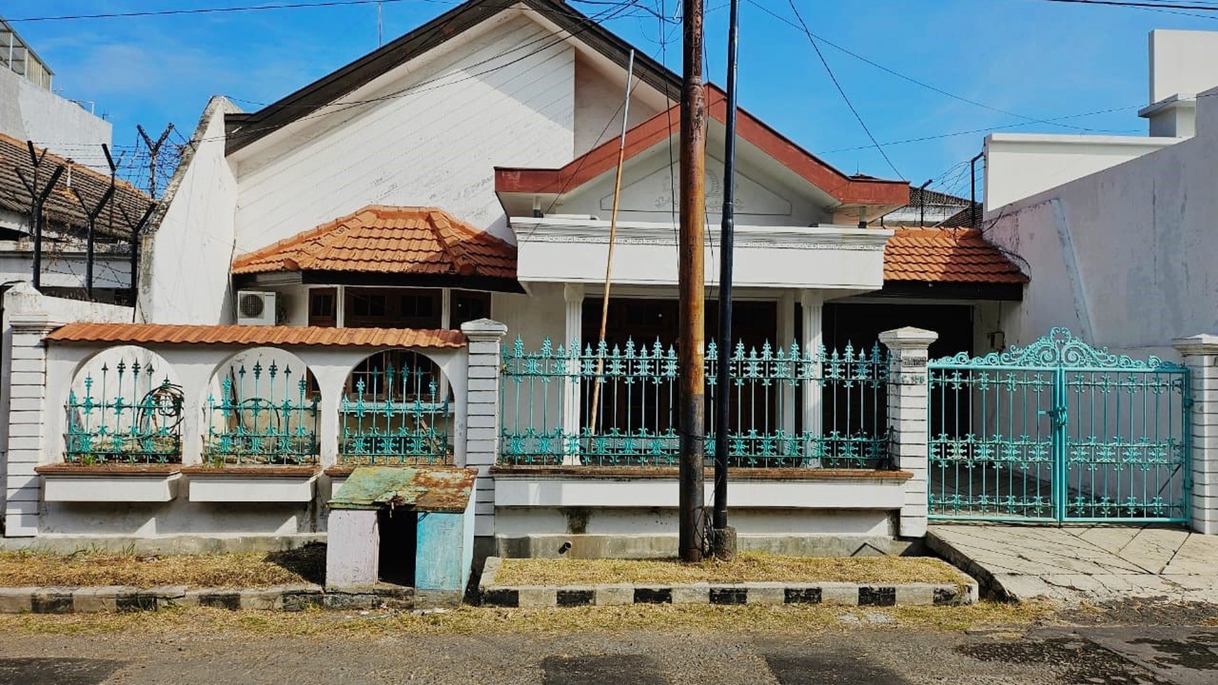 Rumah di Dharmahusada Indah Tengah Surabaya Timur, Bagus + Terawat, Row Jalan Lebar