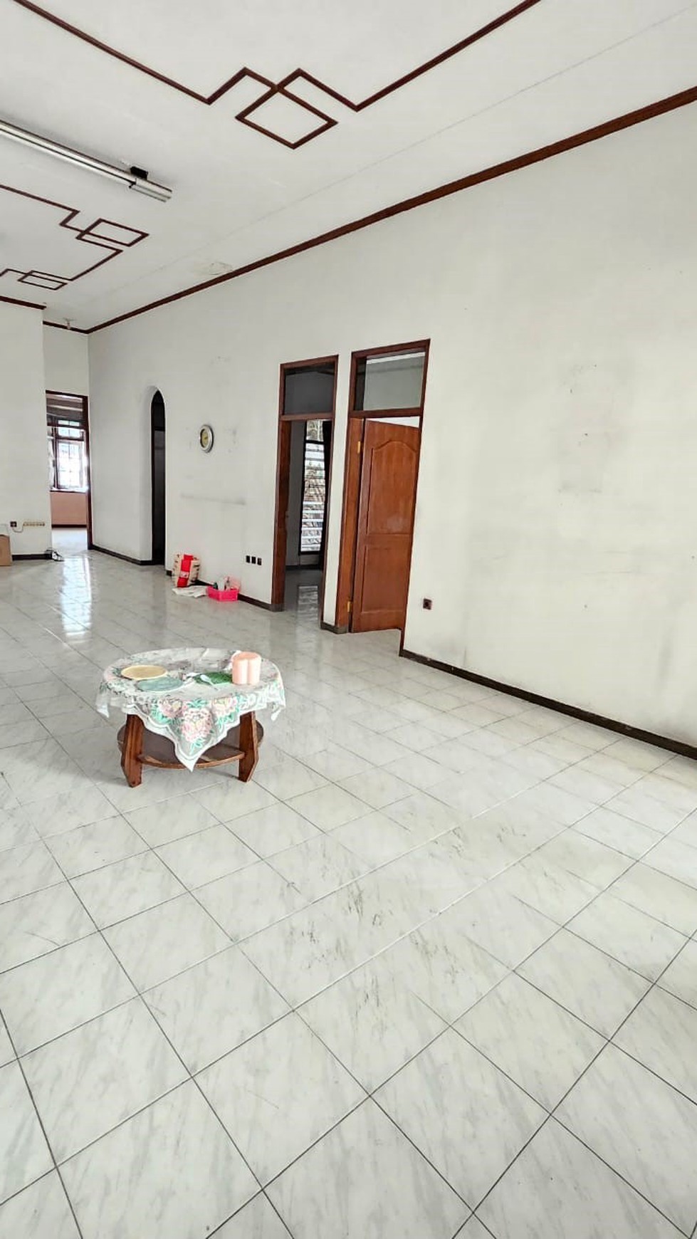 Rumah di Dharmahusada Indah Tengah Surabaya Timur, Bagus + Terawat, Row Jalan Lebar