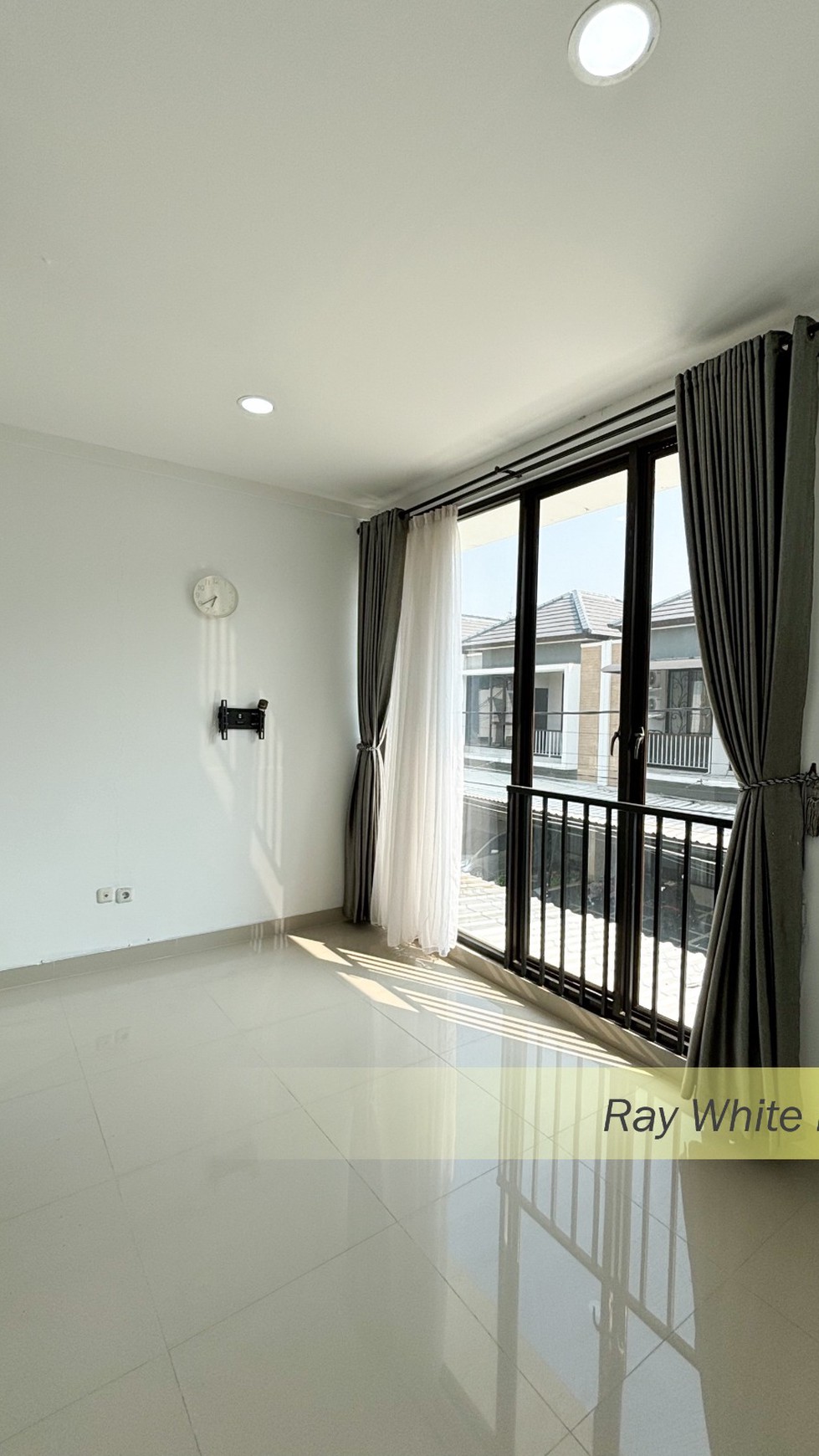 RUMAH HOOK MINIMALIS SIAP HUNI DI BINTARO, TANGERANG SELATAN #CH