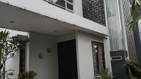 Rumah dng halam luas dan nyaman, dengan kolam renang pribadi di dalamnya di Bintaro