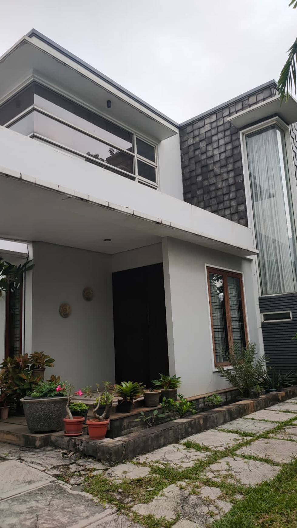 Rumah dng halam luas dan nyaman, dengan kolam renang pribadi di dalamnya di Bintaro