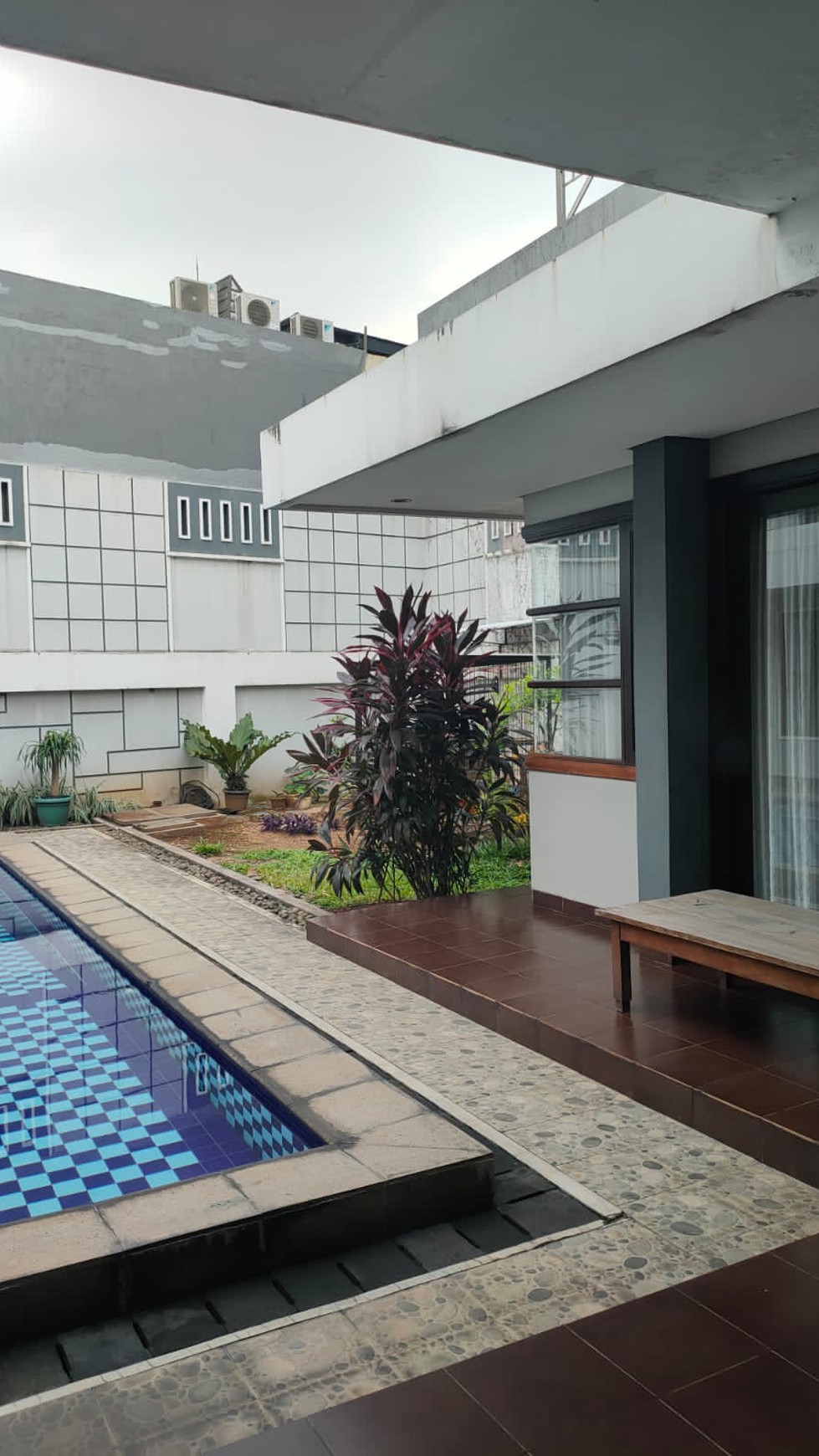 Rumah dng halam luas dan nyaman, dengan kolam renang pribadi di dalamnya di Bintaro