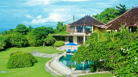 A large complex of four villas with a total of 7 bedrooms in Nusa Dua,