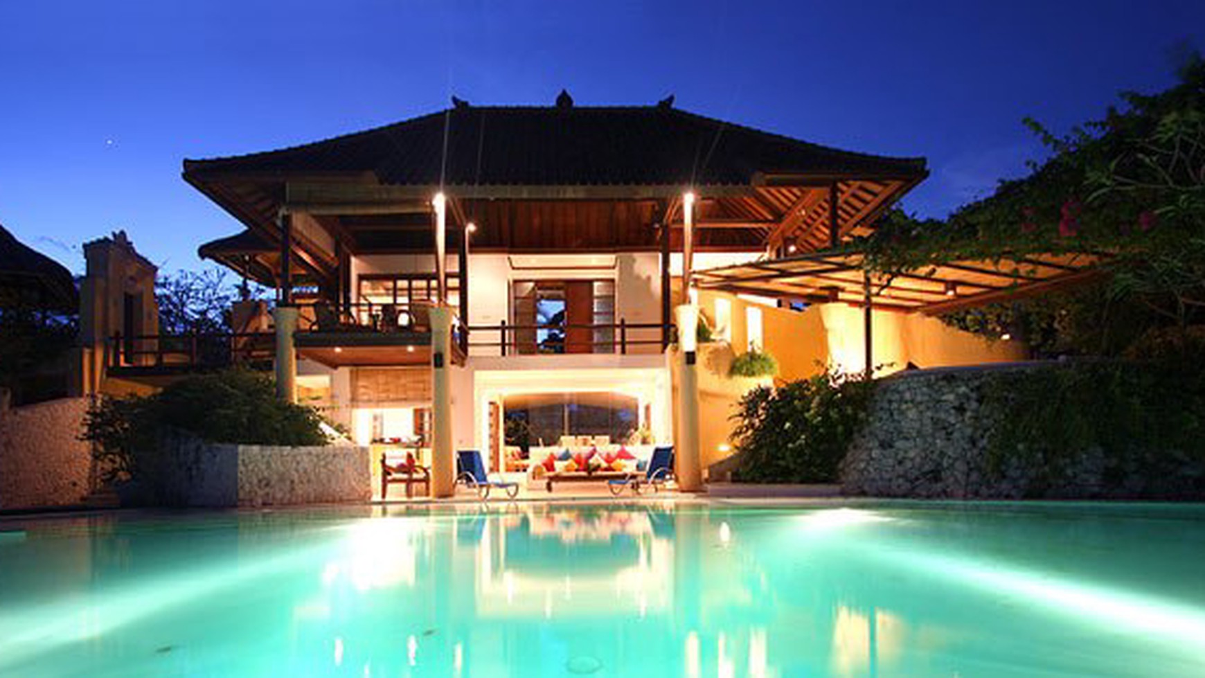 A large complex of four villas with a total of 7 bedrooms in Nusa Dua,