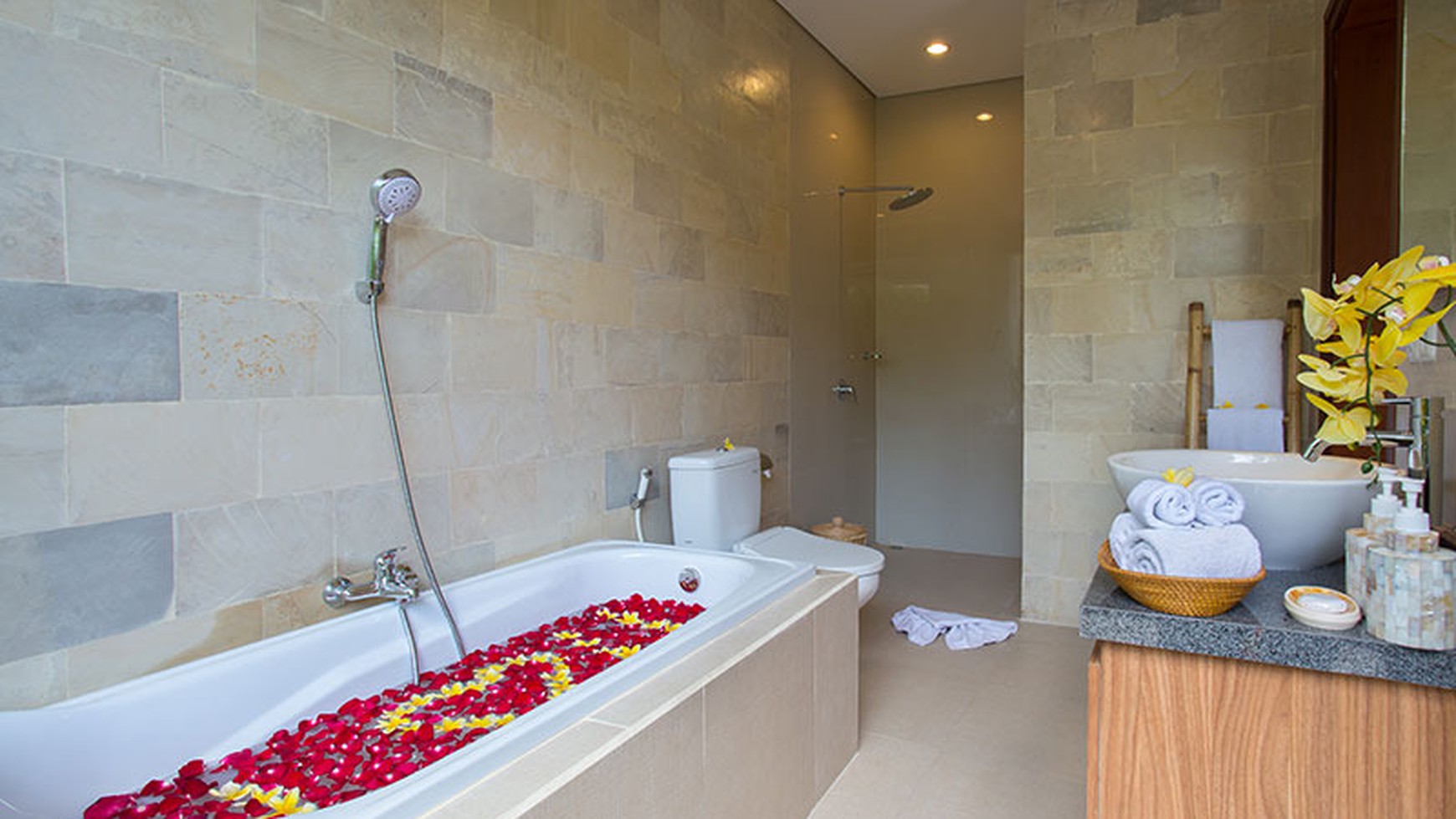 14 Private Luxury Villas embellished with minimalist tropical gardens in Great Location Gianyar