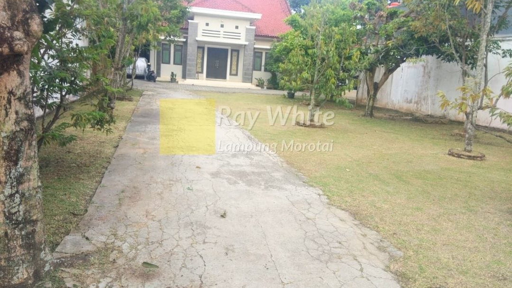 dijual Rumah dengan halaman yang luas di way kandis