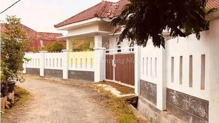 dijual Rumah dengan halaman yang luas di way kandis