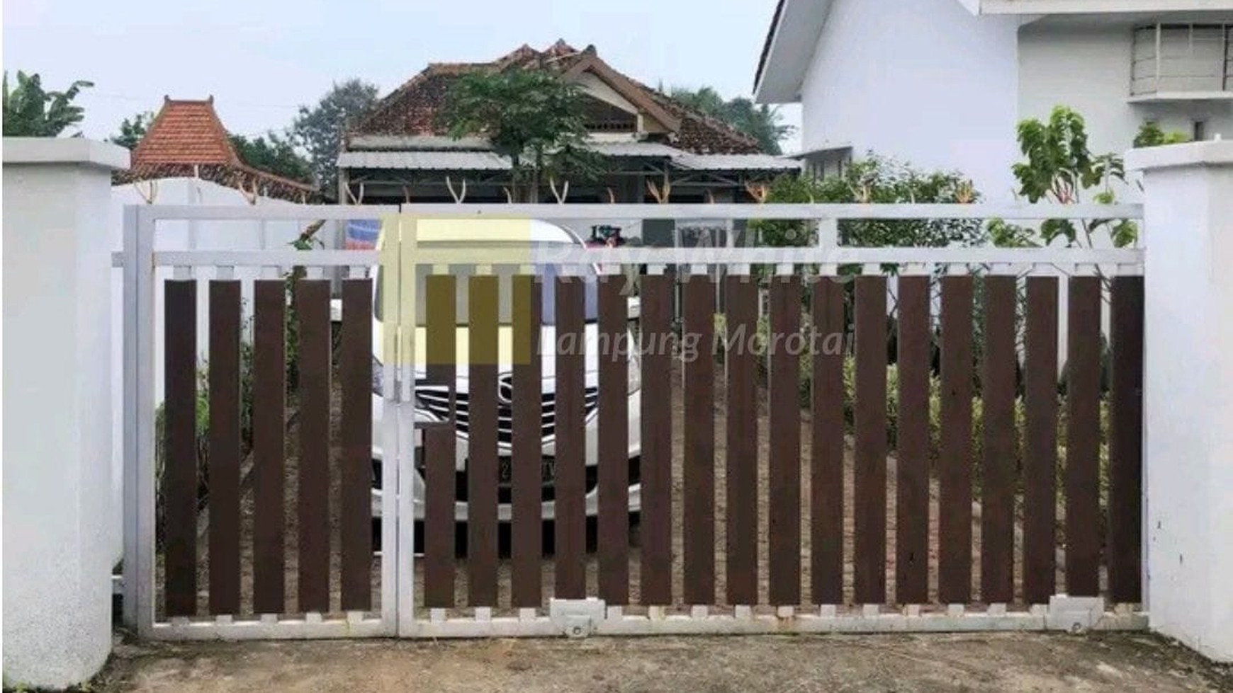 dijual Rumah dengan halaman yang luas di way kandis