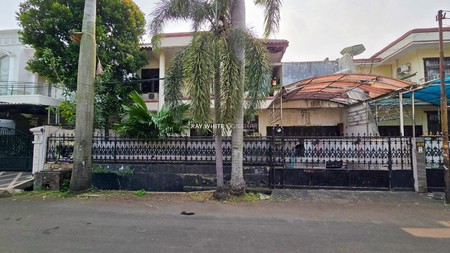 Dijual Rumah Lama Lokasi Nyaman dan Strategis Dekat Senayan di Permata Hijau