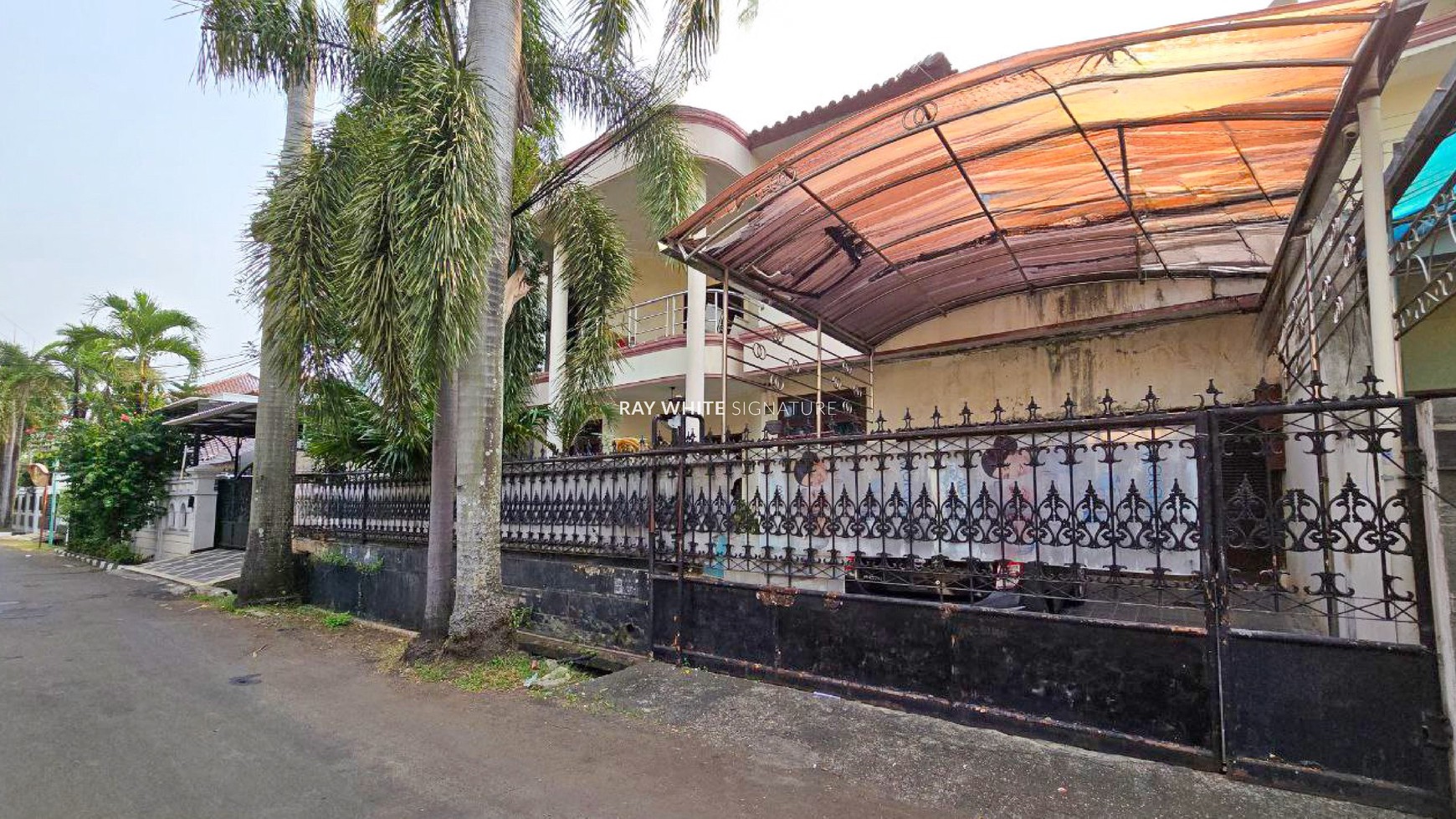 Dijual Rumah Lama Lokasi Nyaman dan Strategis Dekat Senayan di Permata Hijau