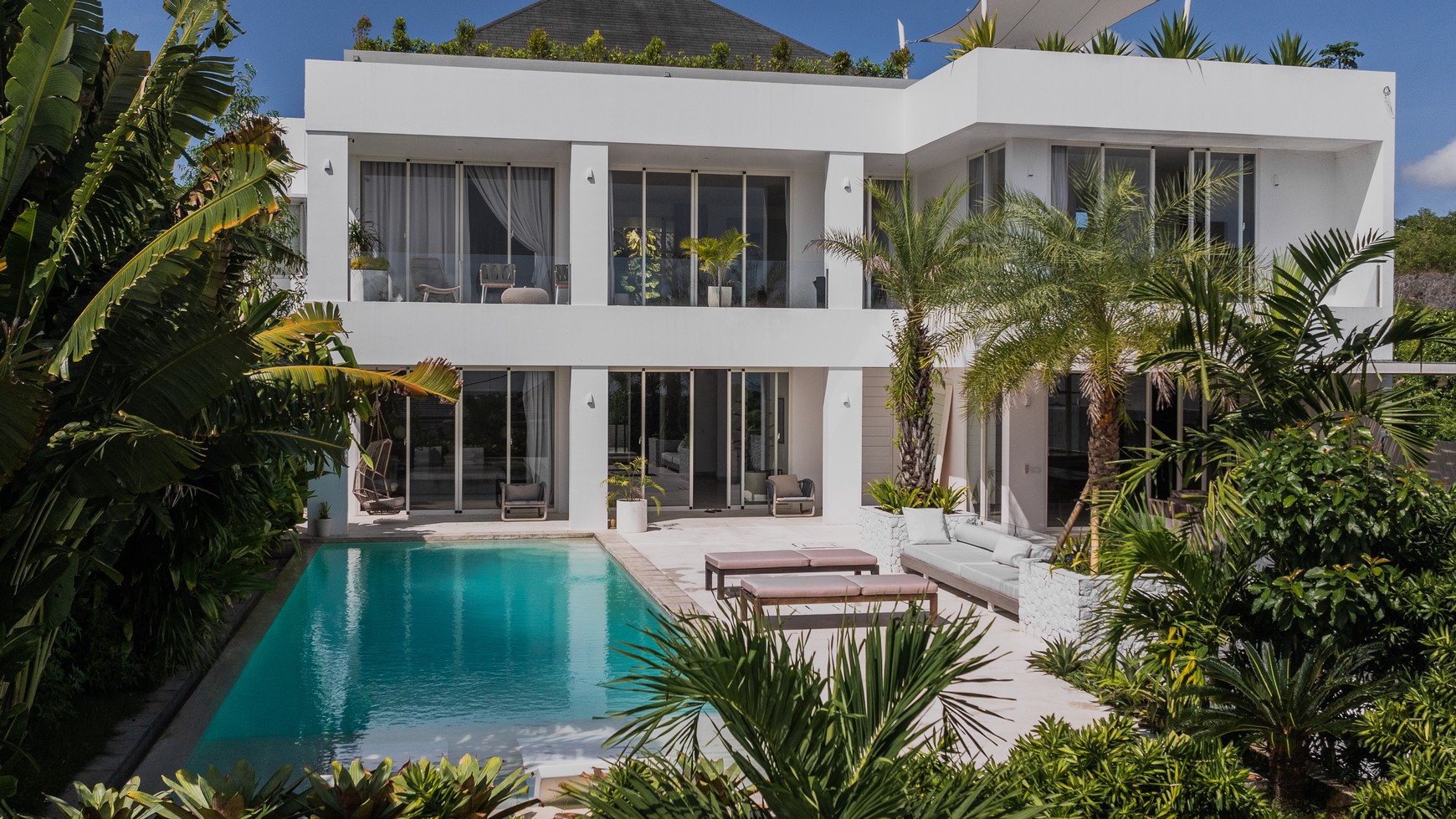 Freehold - Luxurious 4-Bedroom Villa in Ungasan: Modern Elegance and Prime Location