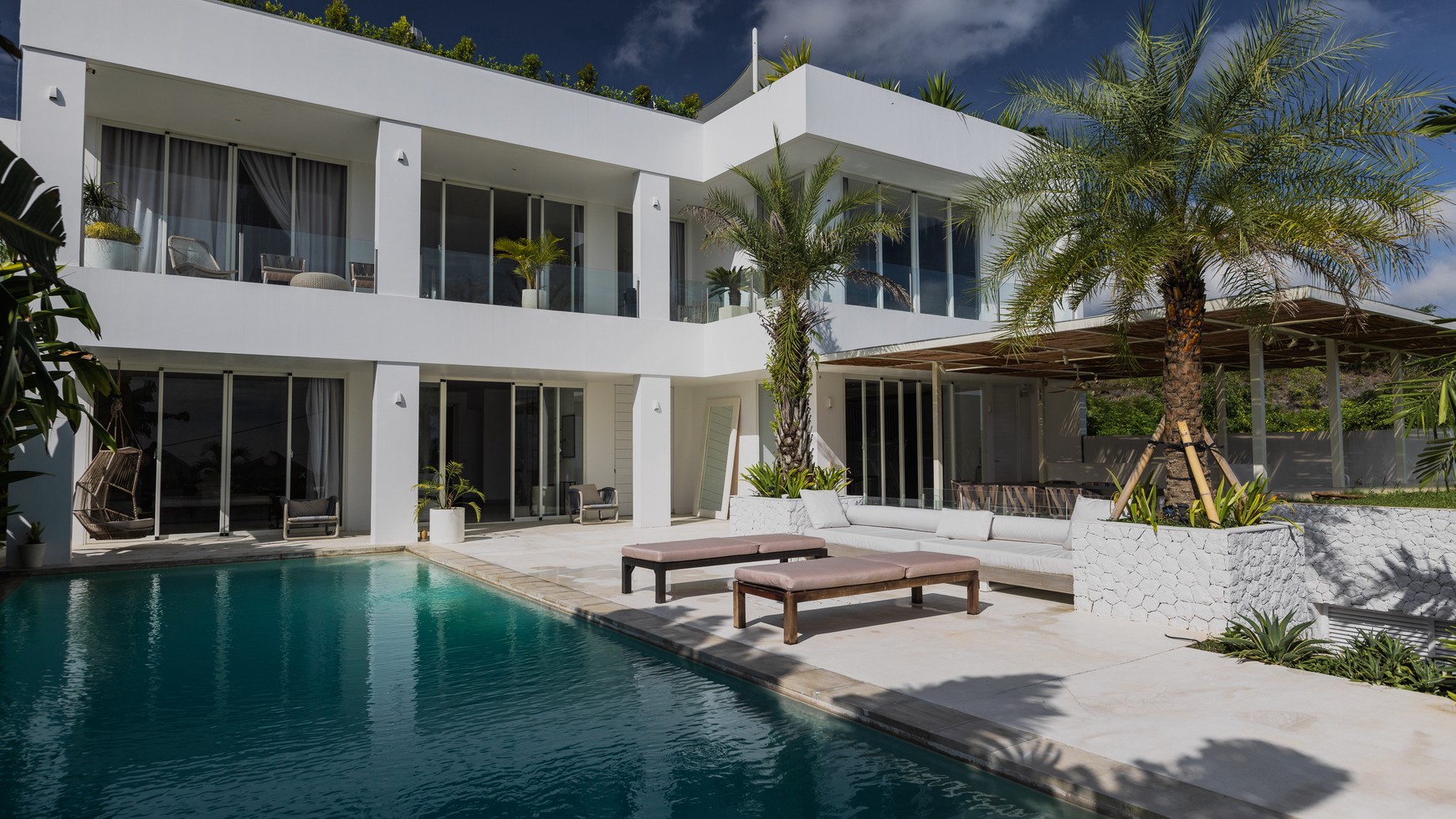 Freehold - Luxurious 4-Bedroom Villa in Ungasan: Modern Elegance and Prime Location