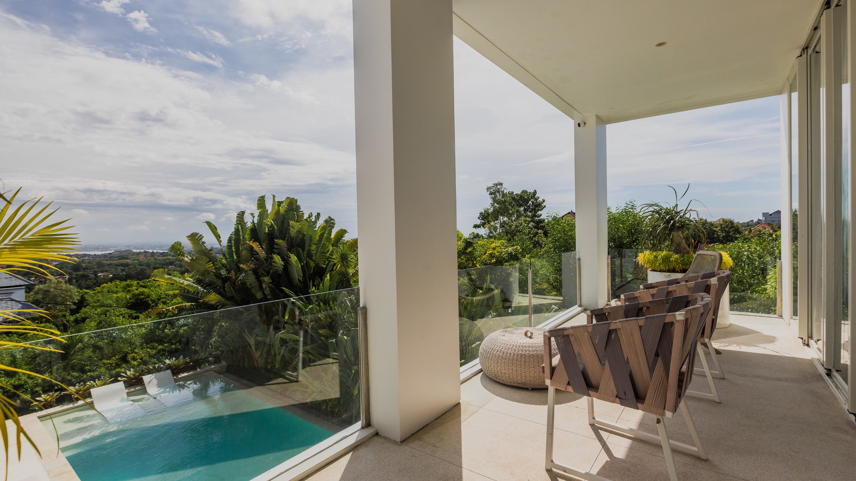 Freehold - Luxurious 4-Bedroom Villa in Ungasan: Modern Elegance and Prime Location