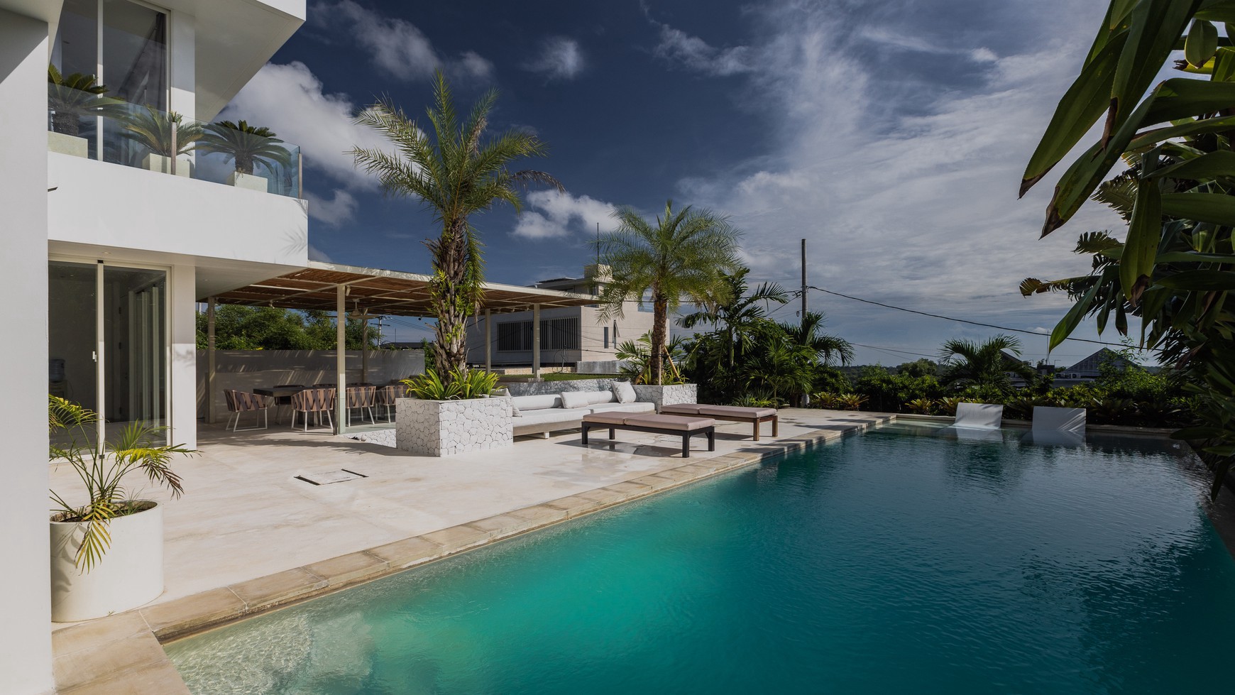 Freehold - Luxurious 4-Bedroom Villa in Ungasan: Modern Elegance and Prime Location