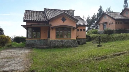 Villa Asri dengan Halaman Luas dan Lingkungan Nyaman @Lembang