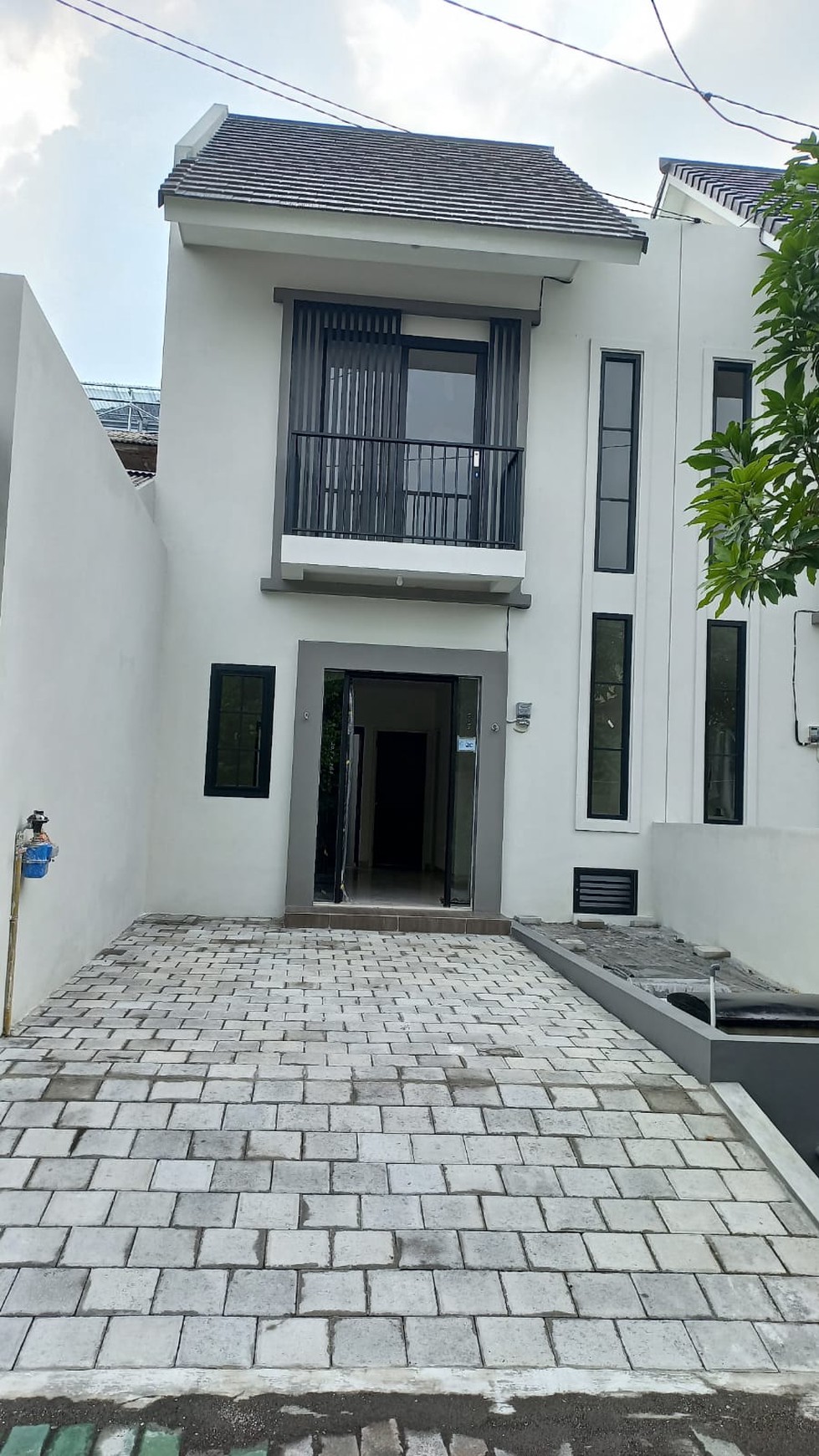 Dijual Rumah Baru Jl.Rungkut Menanggal Selatan - NEW Minimalis Modern 2 Lantai - SHM - Ready 3 Unit Rumah Sejajar Strataegis Dekat Akses TOL Waru - Juanda