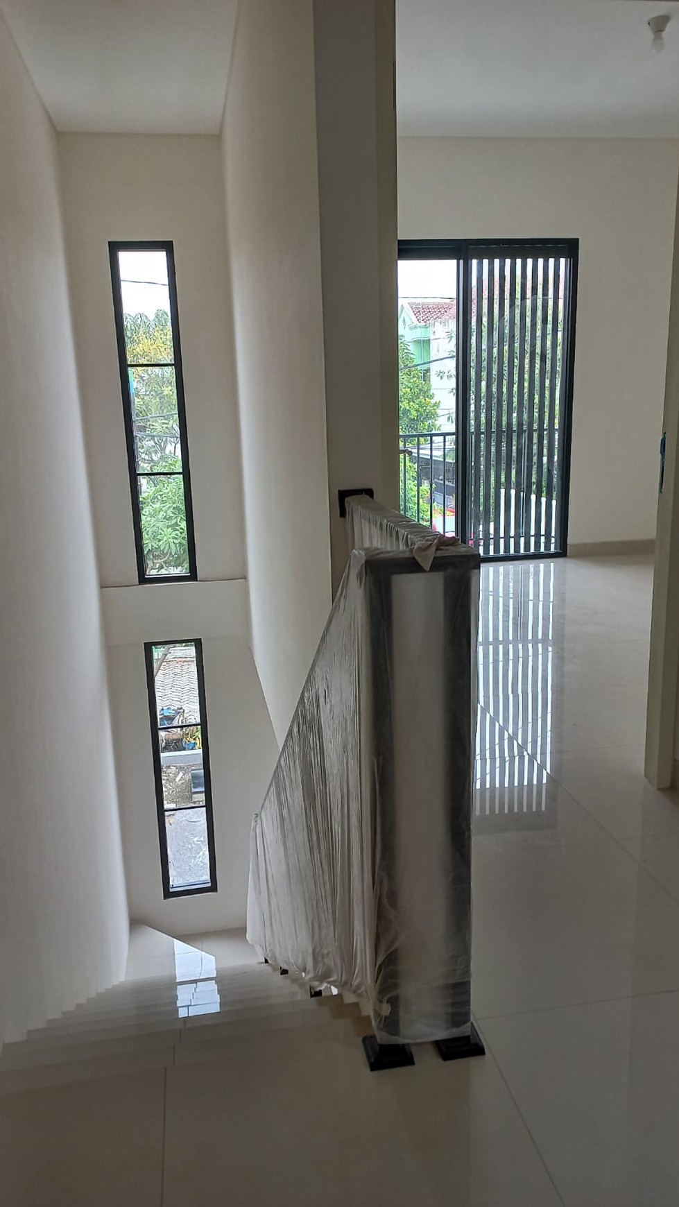 Dijual Rumah Baru Jl.Rungkut Menanggal Selatan - NEW Minimalis Modern 2 Lantai - SHM - Ready 3 Unit Rumah Sejajar Strataegis Dekat Akses TOL Waru - Juanda