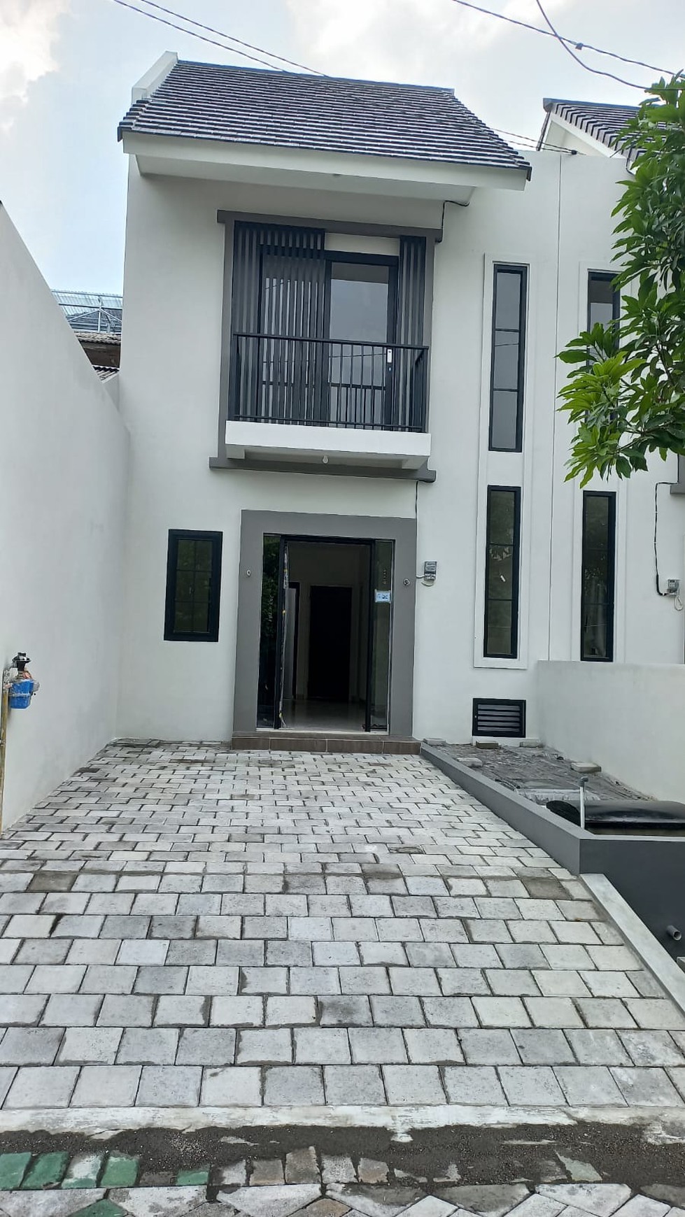 Dijual Rumah Baru Jl.Rungkut Menanggal Selatan - NEW Minimalis Modern 2 Lantai - SHM - Ready 3 Unit Rumah Sejajar Strataegis Dekat Akses TOL Waru - Juanda