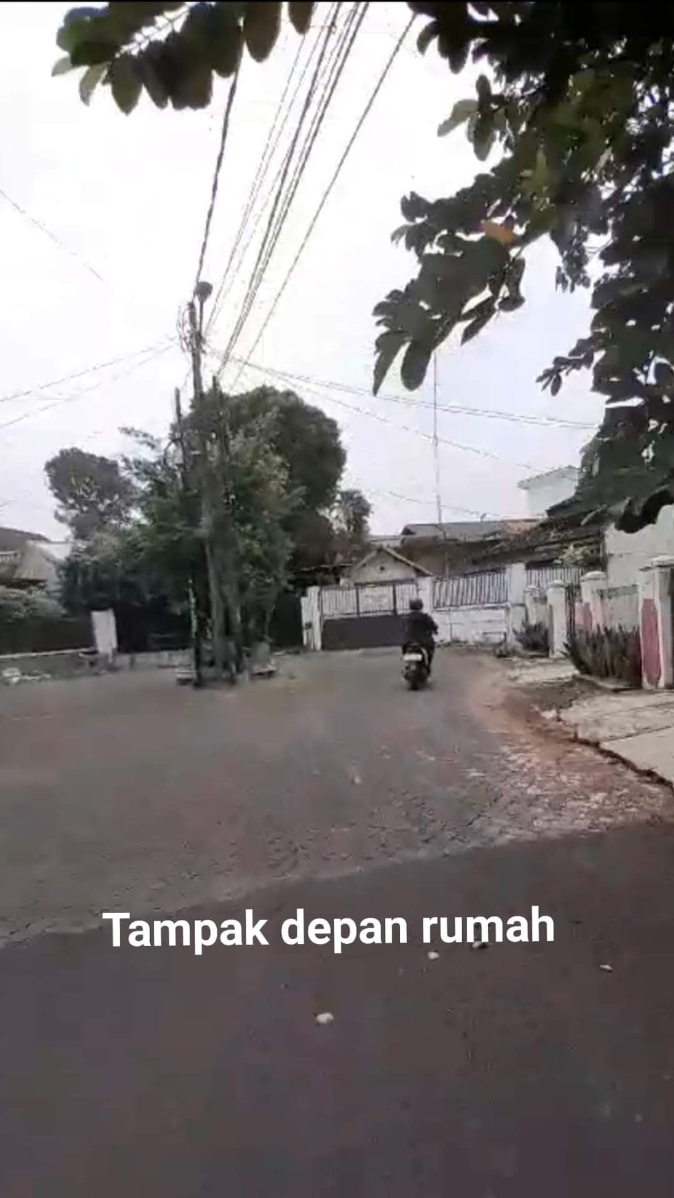 Rumah 1 lantai, bebas banjir lokasi strategis di Ciledug