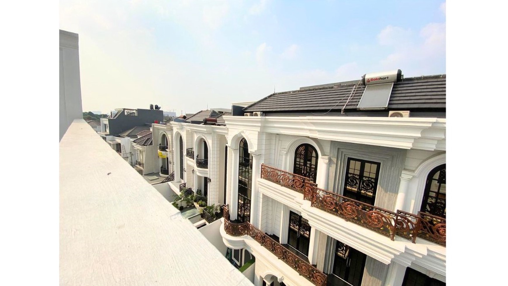 Rumah Mewah Brand New  American classic 3 Lantai dengan Rooftop di Jagakarsa, Jakarta Selatan